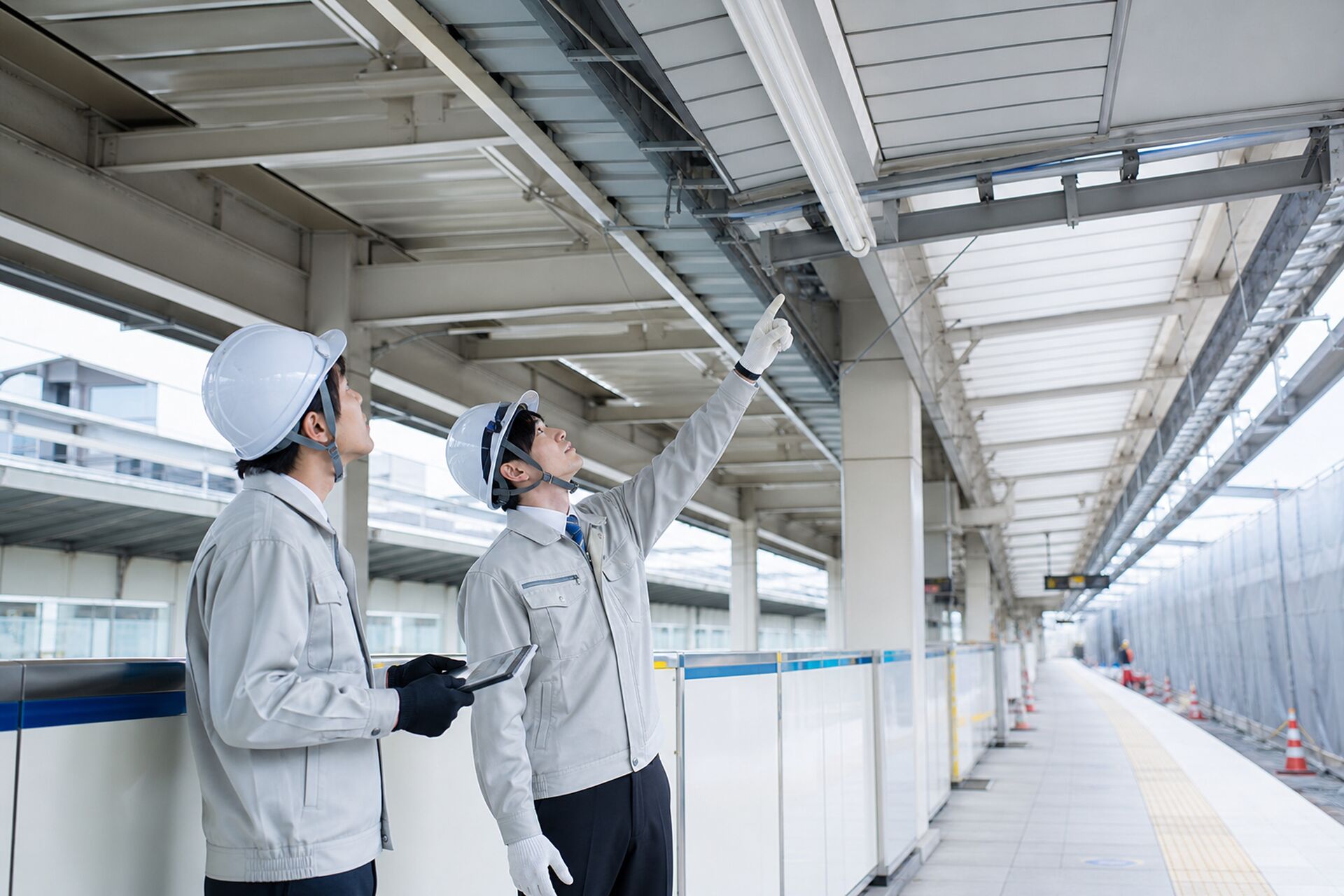 鉄道工事現場で働く作業員